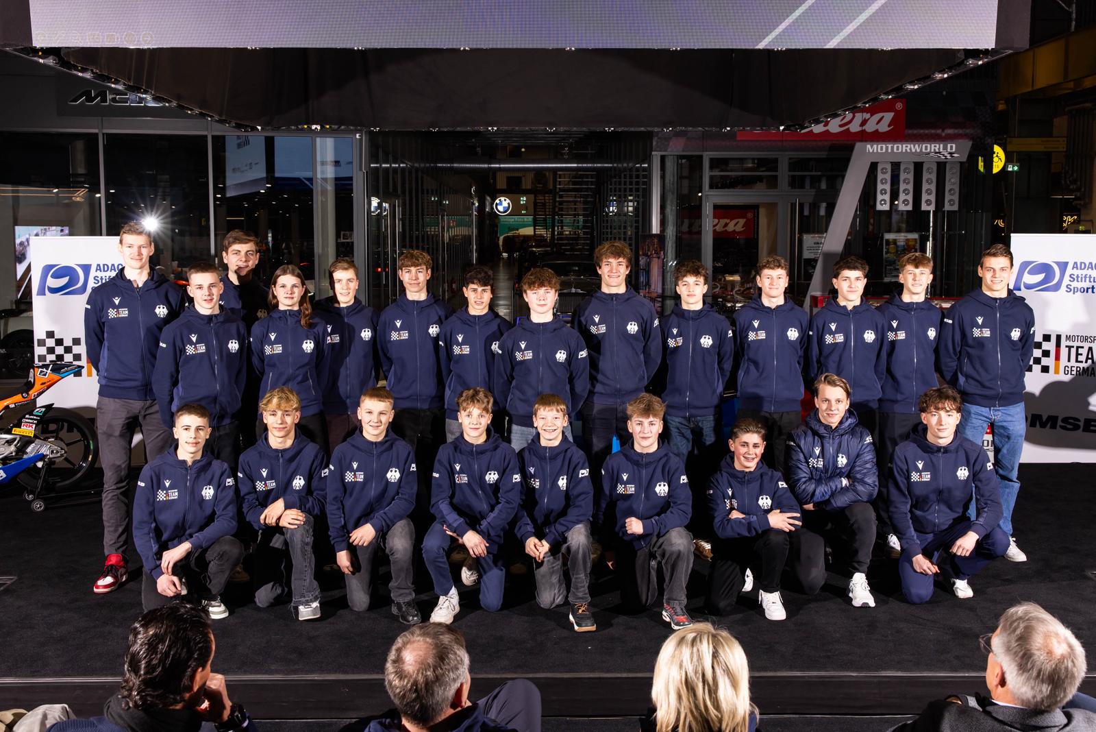 Gruppe junger Motorsport-Talente auf einer Bühne
