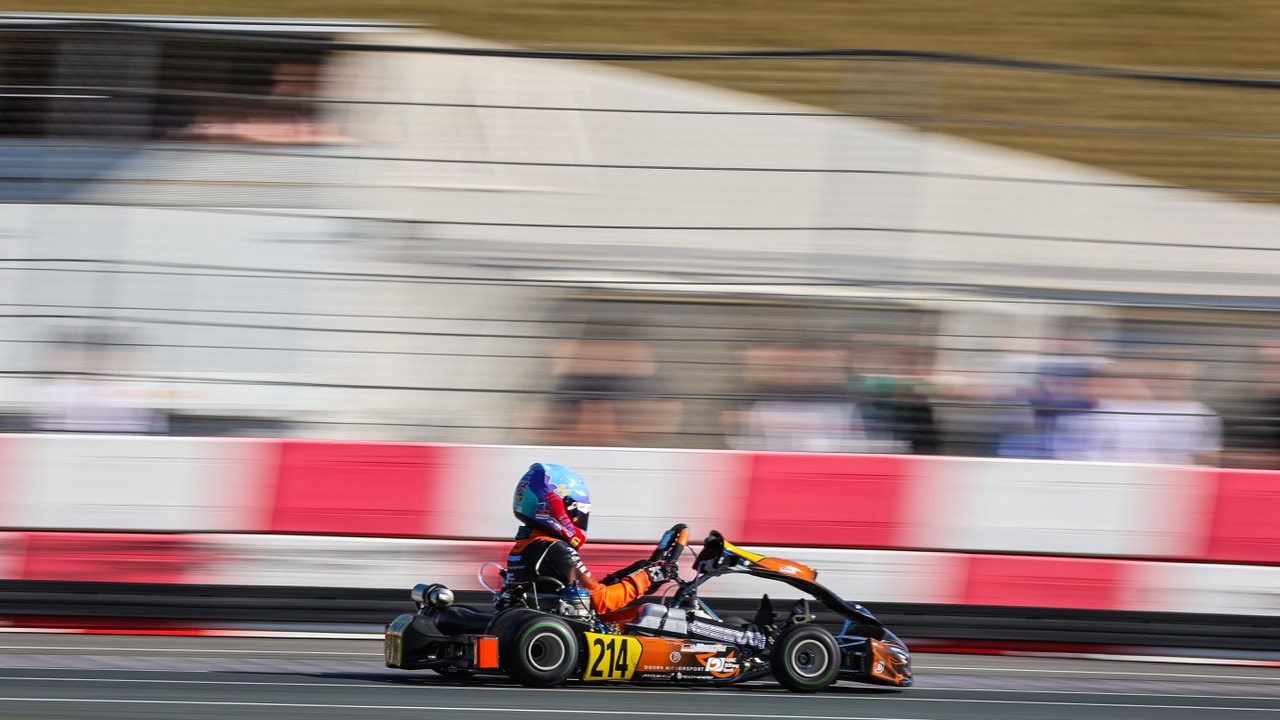 Startszene beim ADAC Kart Masters in Mülsen mit Henri Möhring im Feld