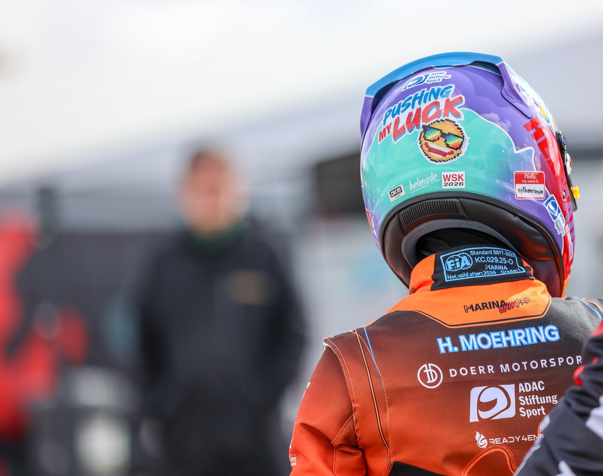 Henri Möhring mit Teammitglied im Fahrerlager