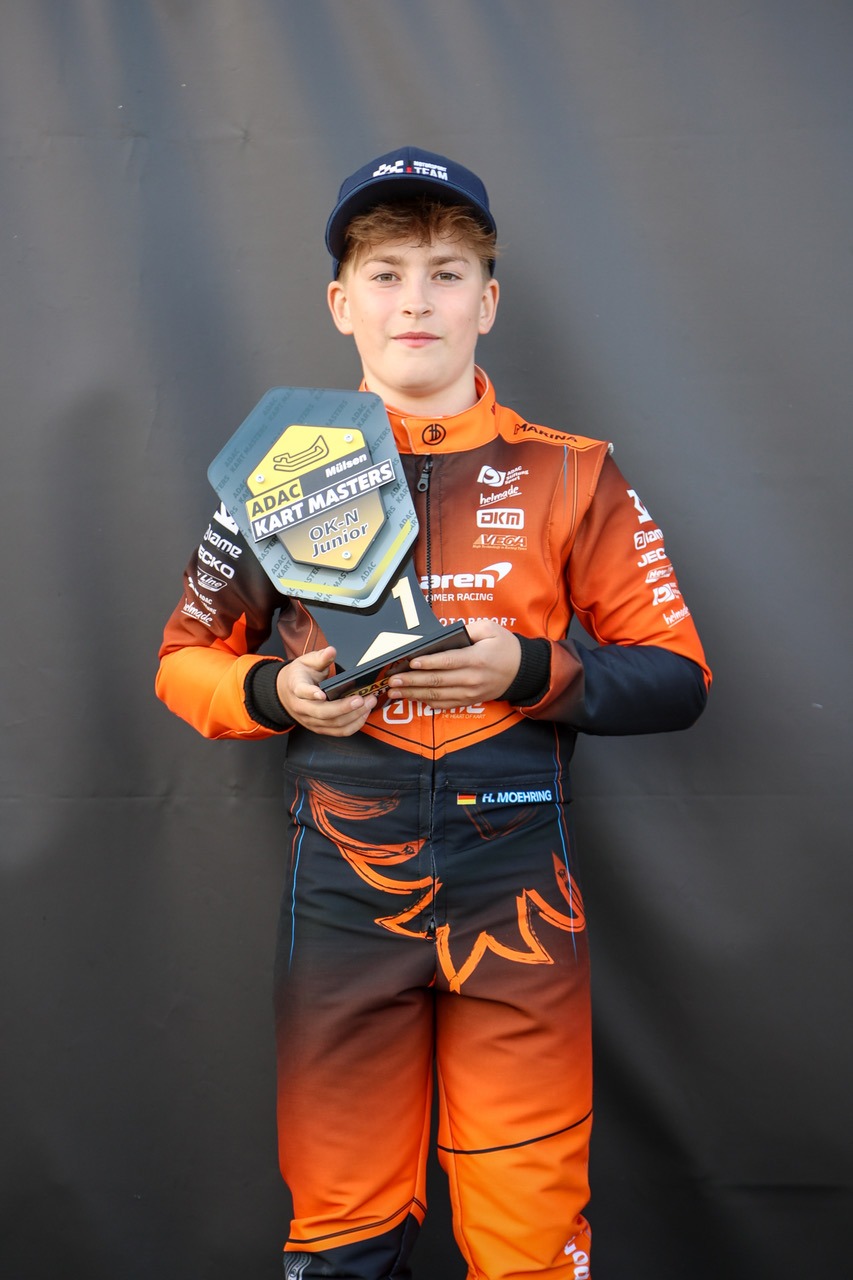 Rennanzug und Helm von Henri Möhring mit Ready4Energy Branding