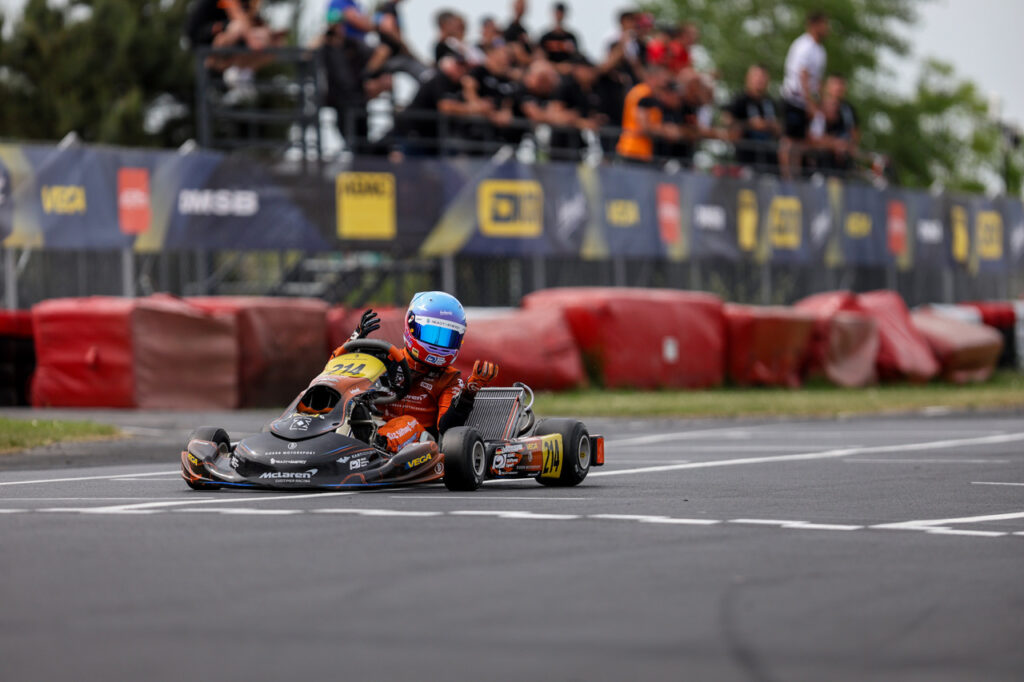 Henri Möhring jubelt über den Finalsieg bei der DKM in Cheb 2026 – OK-N Junior, Team Dörr Motorsport, ready4energy