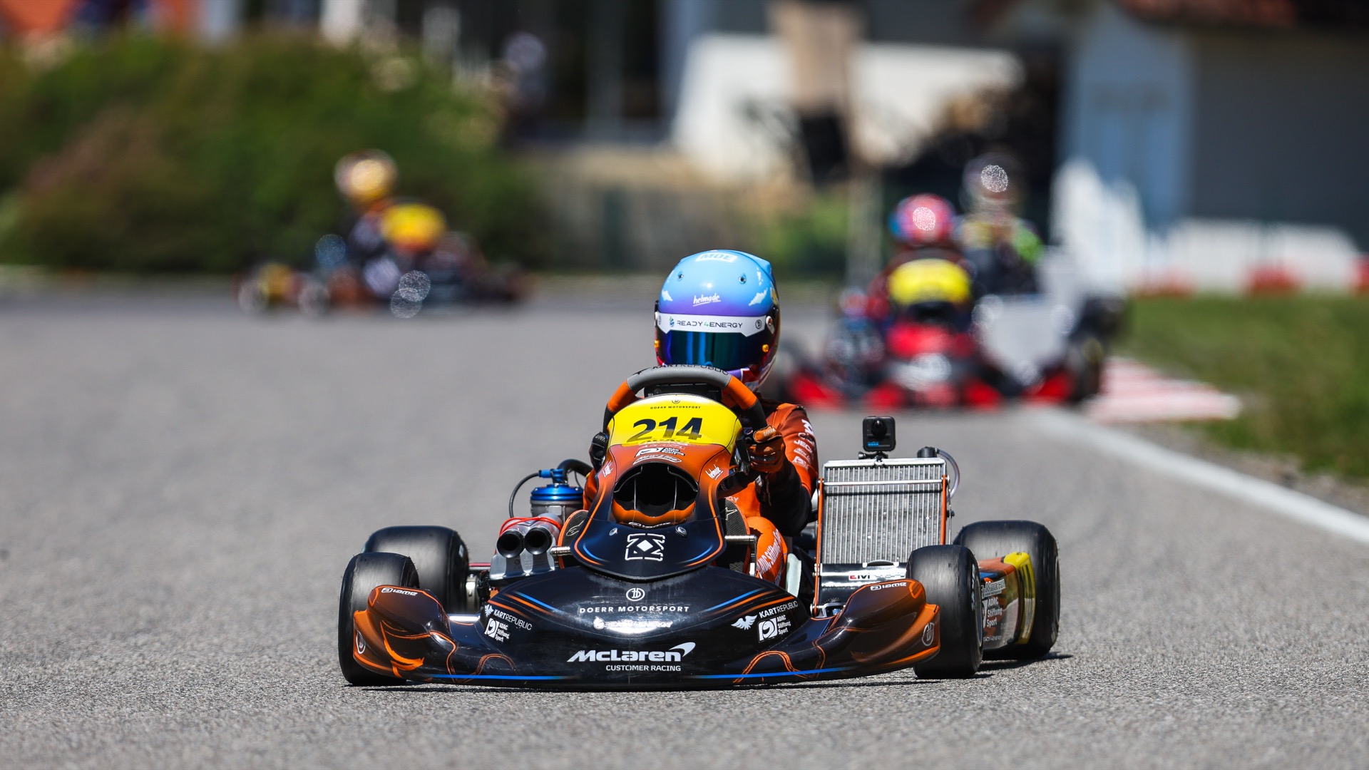 Henri Möhring an der Spitze auf der Geraden beim ADAC Kart Masters in Ampfing 2026