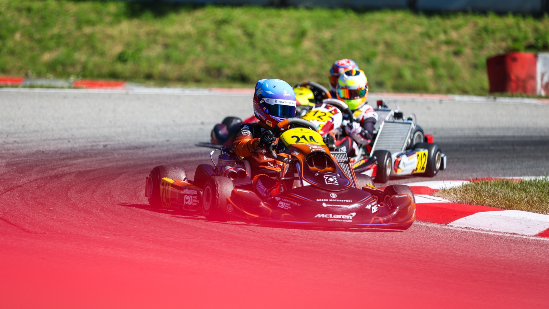 Henri Möhring führt eine Gruppe an beim ADAC Kart Masters in Ampfing 2026