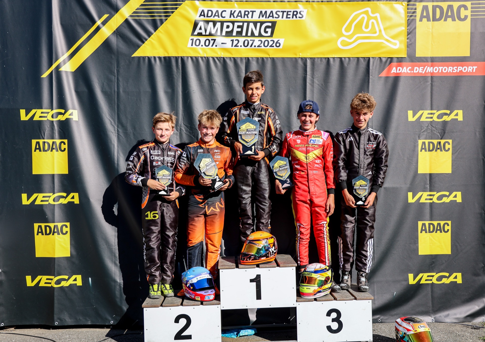 Henri Möhring auf dem Podium als Zweiter beim ADAC Kart Masters in Ampfing 2026