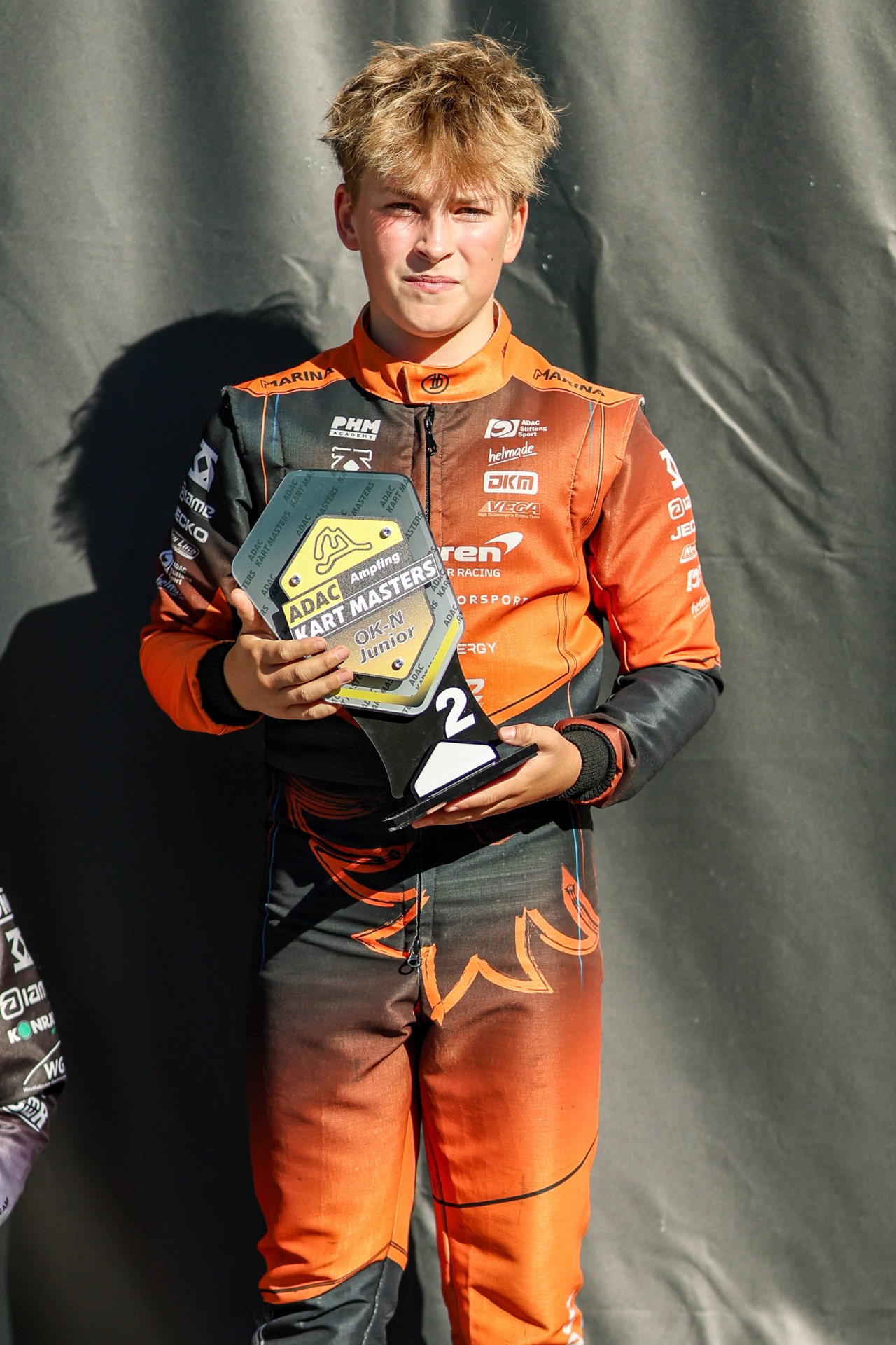 Henri Möhring mit dem Pokal für Platz 2 beim ADAC Kart Masters in Ampfing 2026
