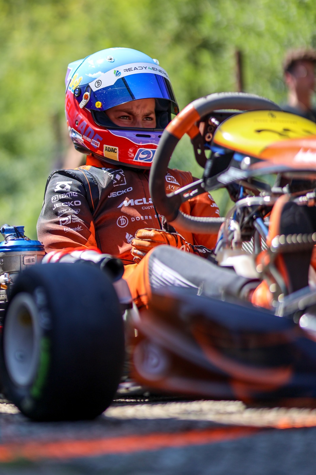 Henri Möhring konzentriert im Kart mit offenem Visier beim ADAC Kart Masters in Ampfing 2026