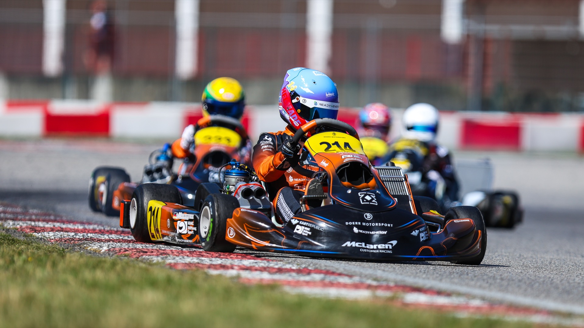 Henri Möhring im Zweikampf beim ADAC Kart Masters in Ampfing 2026