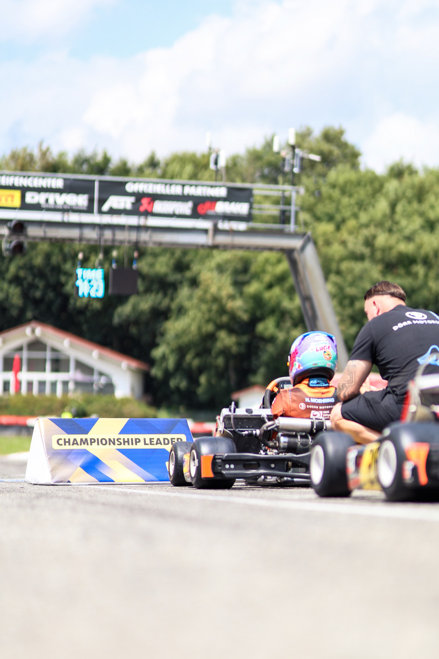 Championship-Leader-Board neben dem Kart von Henri Möhring bei der DKM in Ampfing 2026