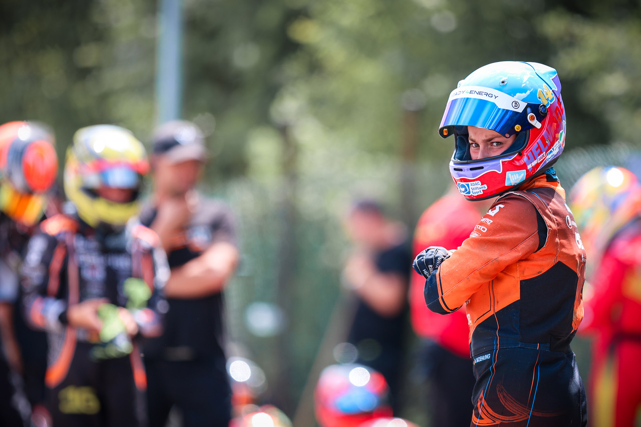 Henri Möhring im Fahrerlager mit ready4energy-Helm bei der DKM in Ampfing 2026