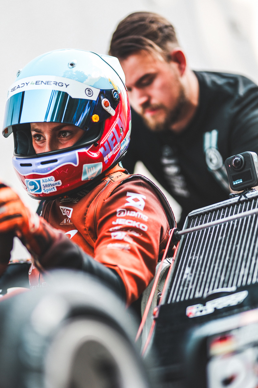 Henri Möhring konzentriert im Kart mit offenem Visier bei der DKM in Ampfing 2026