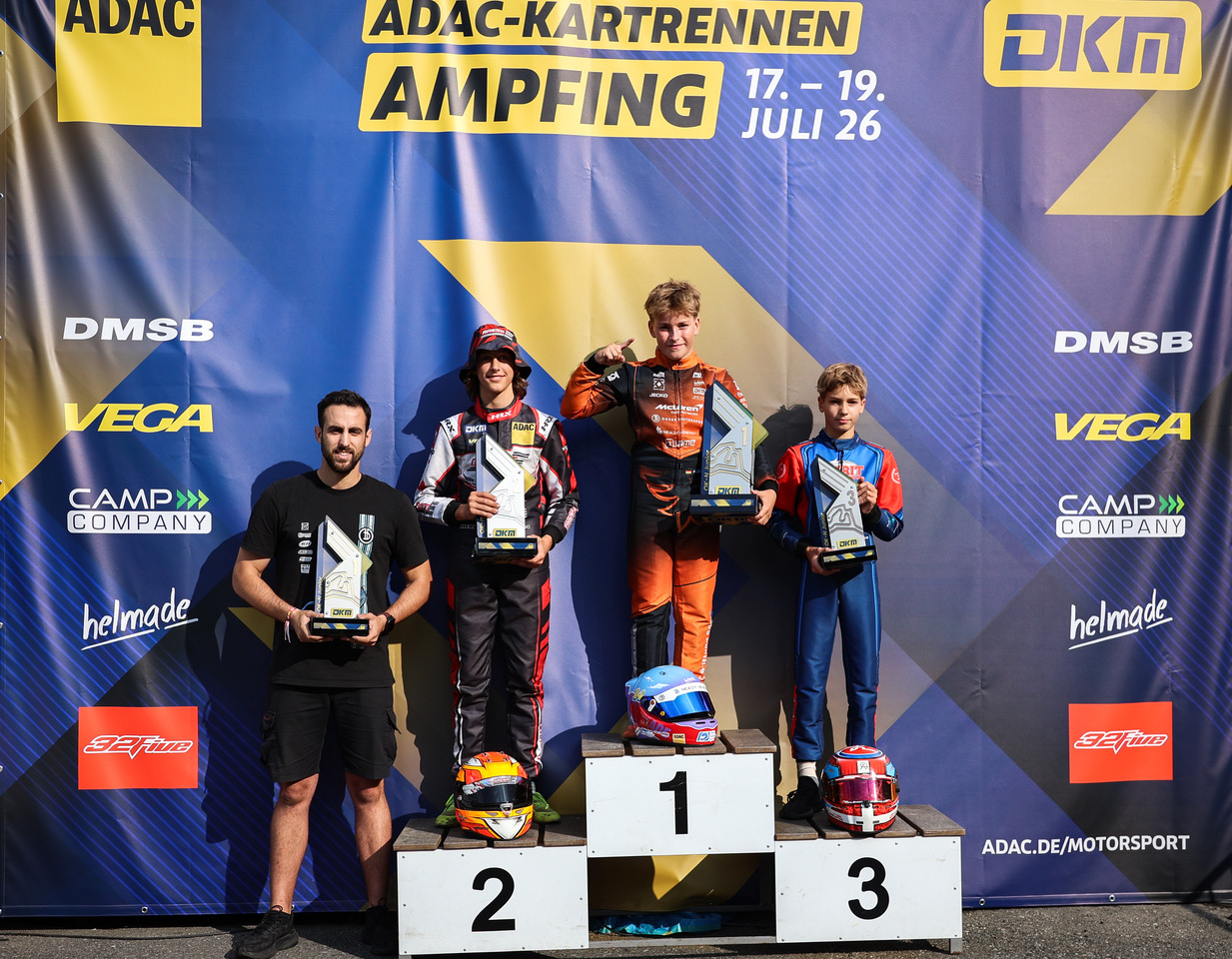 Henri Möhring ganz oben auf dem Podium als Sieger der DKM in Ampfing 2026