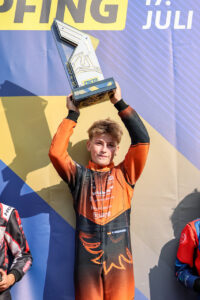 Henri Möhring reckt den Siegerpokal der DKM in Ampfing 2026 in die Höhe