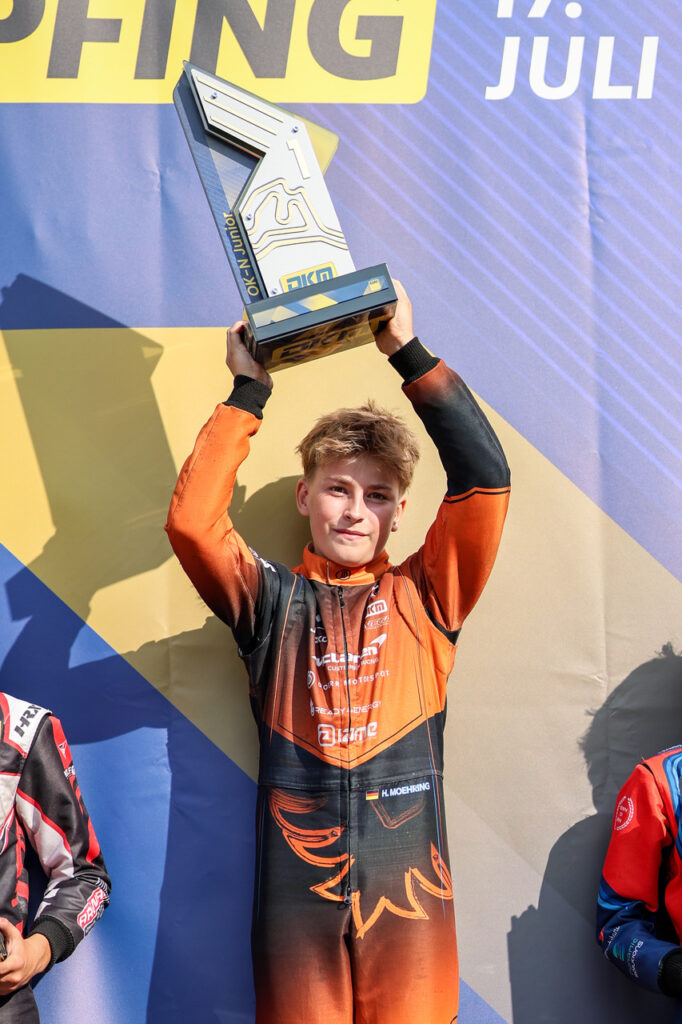 Henri Möhring reckt den Siegerpokal der DKM in Ampfing 2026 in die Höhe