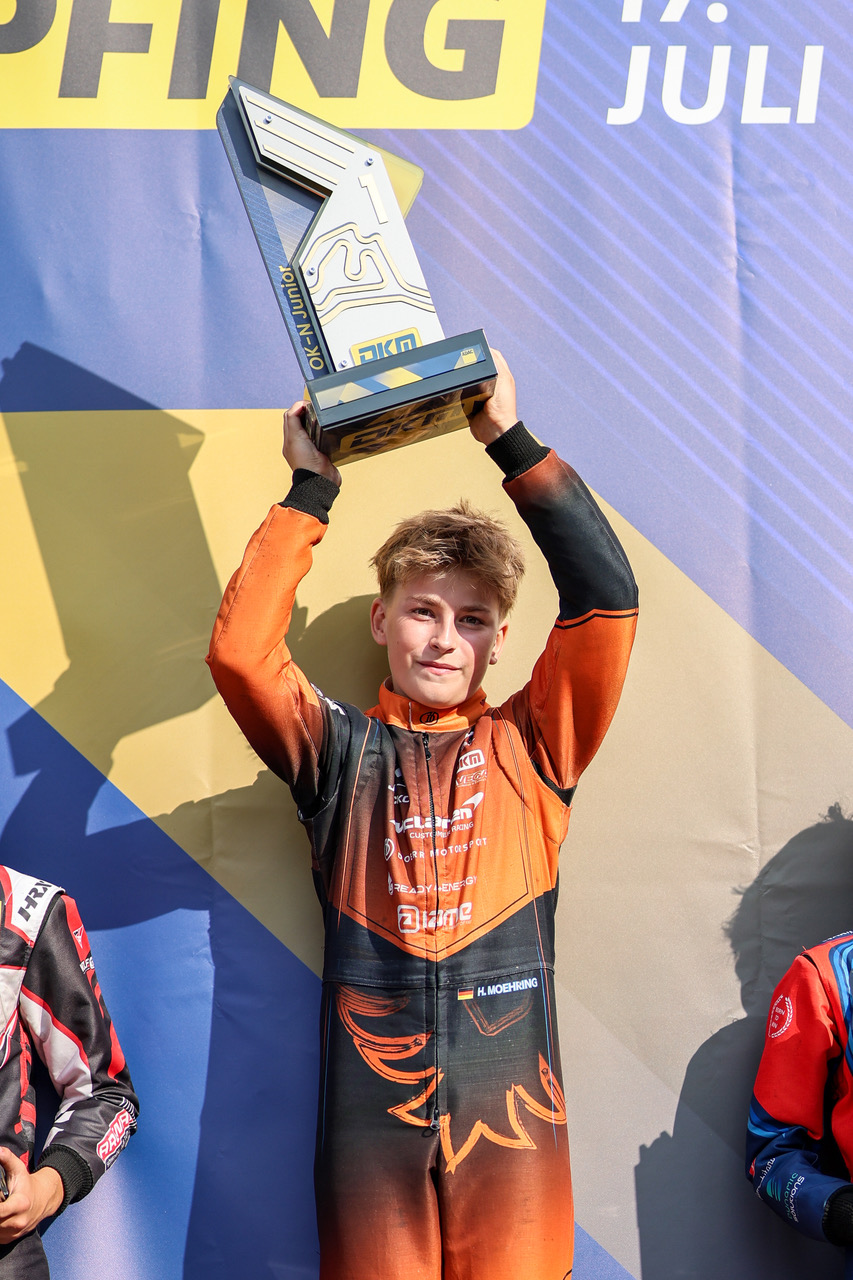 Henri Möhring reckt den Siegerpokal der DKM in Ampfing 2026 in die Höhe