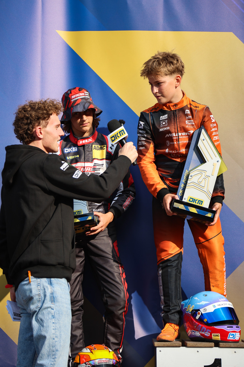 Henri Möhring mit dem Siegerpokal der OK-N-Junior-Klasse bei der DKM in Ampfing 2026