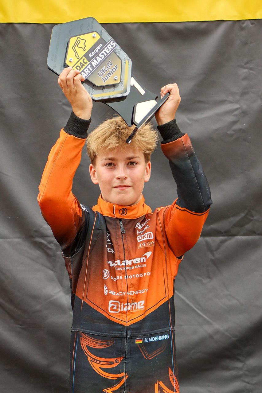 Henri Möhring reckt den Siegerpokal des ADAC Kart Masters in Kerpen 2026 in die Höhe