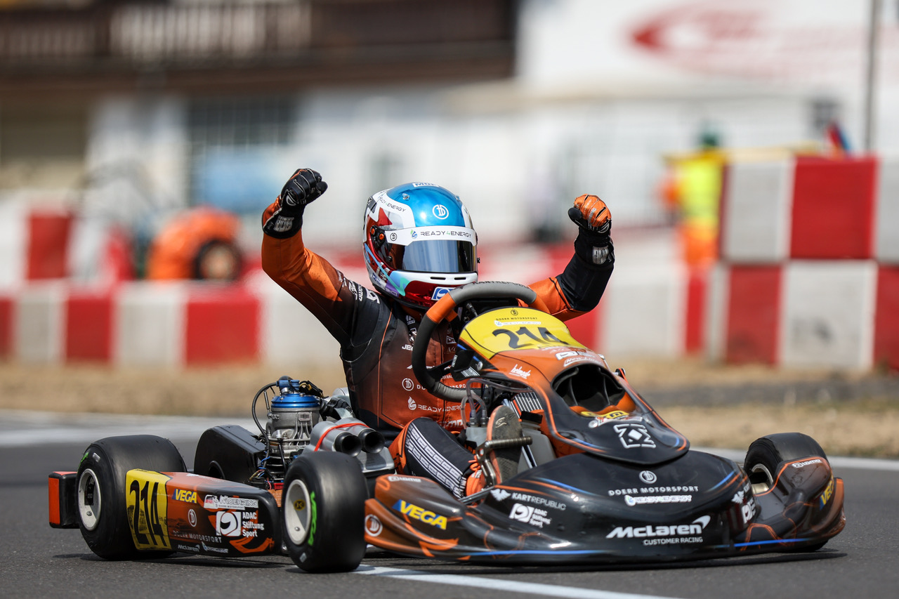 Henri Möhring jubelt im Kart nach dem Finalsieg der DKM in Kerpen 2026