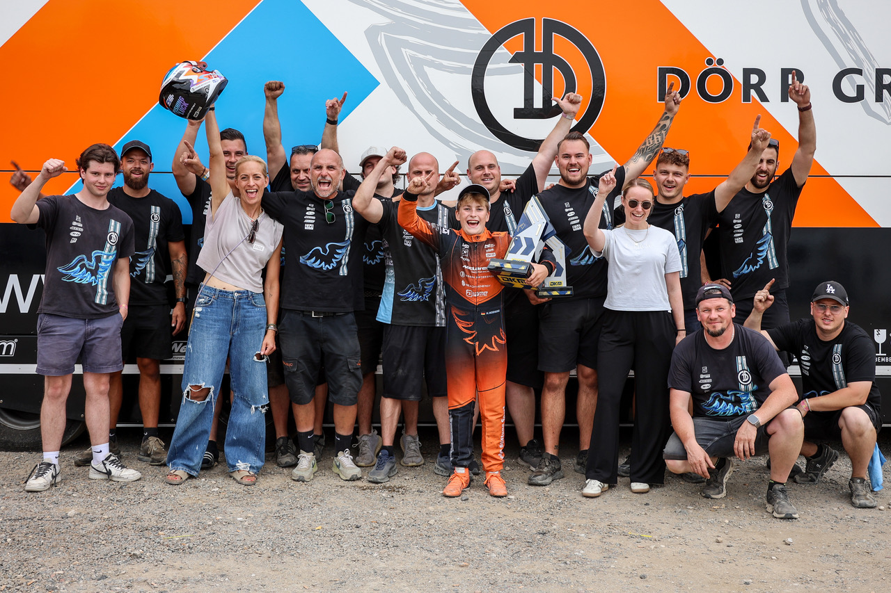 Henri Möhring mit dem Team von Dörr Motorsport nach dem Sieg in Kerpen 2026