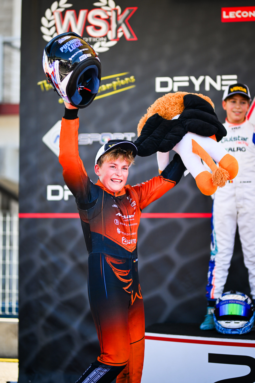Henri Möhring jubelt mit Helm auf dem Siegerpodest des WSK Final Cup 2026