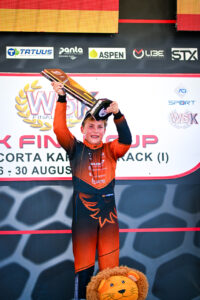 Henri Moehring reckt den Siegerpokal des WSK Final Cup in Franciacorta 2026 in die Hoehe