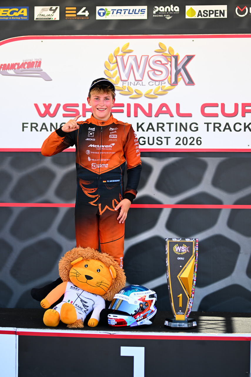 Henri Möhring auf dem Podium des WSK Final Cup in Franciacorta 2026 mit dem Siegerpokal