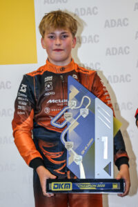 Henri Möhring mit dem Pokal als Deutscher Junioren-Kart-Meister 2026 in Wackersdorf