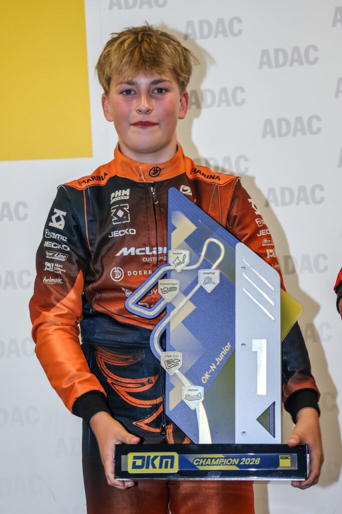 Henri Möhring mit dem Pokal als Deutscher Junioren-Kart-Meister 2026 in Wackersdorf