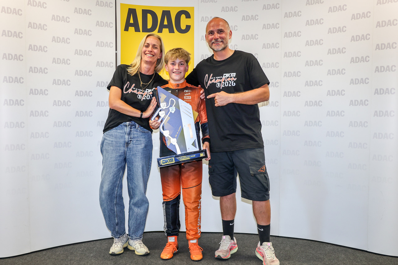 Henri Möhring mit dem Meisterpokal der Deutschen Junioren-Kart-Meisterschaft 2026