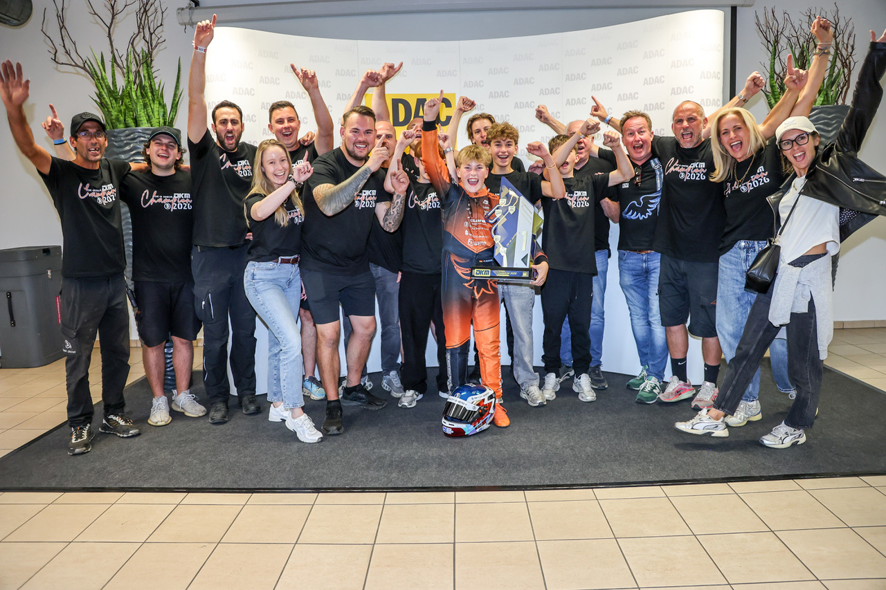 Henri Möhring feiert den Titel des Deutschen Junioren-Kart-Meisters 2026 mit seinem Team